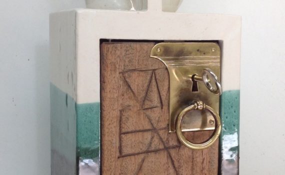 schrein,keramik, mahagoni, messing antik , Höhe 40 cm, 2017