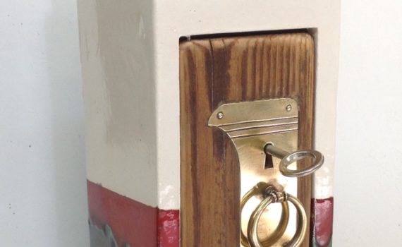 schrein,keramik,holz aus alter scheune, messing antik, höhe 50 cm, 2017