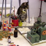 Atelier-Katze Mizie prüft Alles