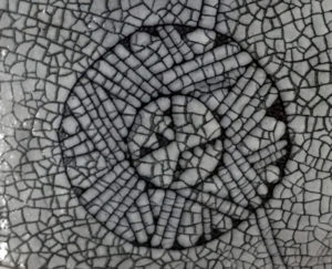 kraquelee, weiß auf schwarzem ton