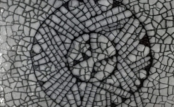 kraquelee, weiß auf schwarzem ton