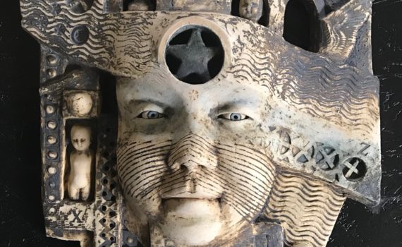 Maske, Keramik/Oxide, ca.30x30cm, 2018, Privatbesitz