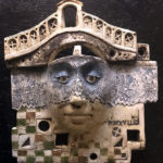 maske, keramik,glasur, oxide, teilvergoldet ca.35x40cm, 2019